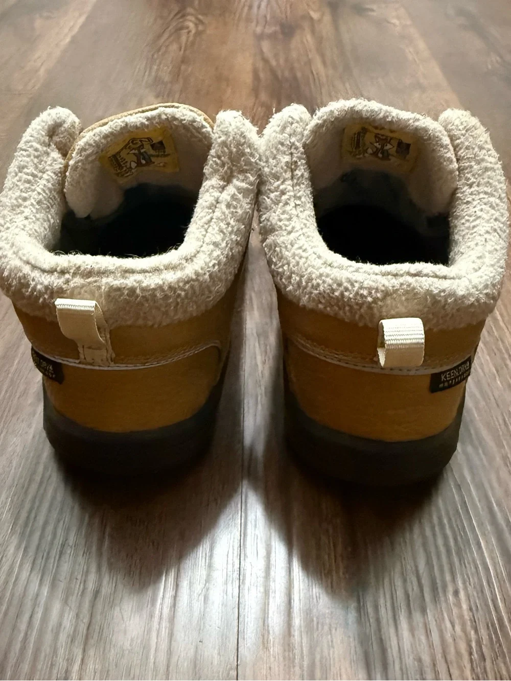 Keen Kootenay Kids Tan Hook-and-Loop Ankle Boots with Sherpa Collar. Like new!